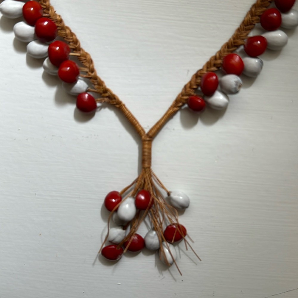Polynesian necklace crafted from seeds and natural fibres. Made in Tahiti.
